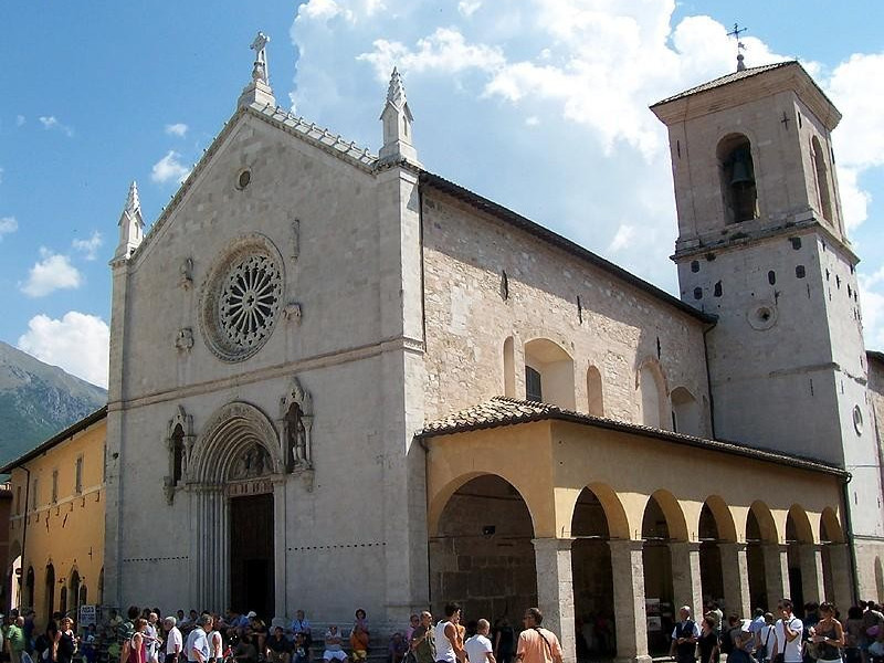 Immagine descrittiva - https://commons.wikimedia.org/wiki/Category:San_Benedetto_(Norcia)?uselang=it#/media/File:377NorciaSBenedetto.jpg Immagine descrittiva - https://commons.wikimedia.org/wiki/Category:San_Benedetto_(Norcia)?uselang=it#/media/File:377NorciaSBenedetto.jpg