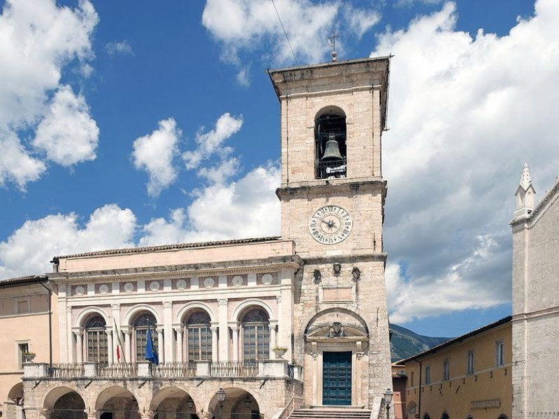 Immagine descrittiva - https://commons.wikimedia.org/wiki/Category:Norcia?uselang=it#/media/File:City_Hall_in_Norcia.jpg Immagine descrittiva - https://commons.wikimedia.org/wiki/Category:Norcia?uselang=it#/media/File:City_Hall_in_Norcia.jpg