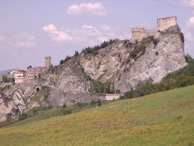 Immagine descrittiva - https://it.wikipedia.org/wiki/Forte_di_San_Leo#/media/File:San_Leo_Et_La_Forteresse.jpg Immagine descrittiva - https://it.wikipedia.org/wiki/Forte_di_San_Leo#/media/File:San_Leo_Et_La_Forteresse.jpg