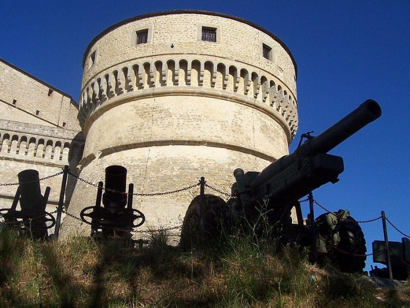 Immagine descrittiva - https://it.wikipedia.org/wiki/Forte_di_San_Leo#/media/File:Galleria_034_128.jpg Immagine descrittiva - https://it.wikipedia.org/wiki/Forte_di_San_Leo#/media/File:Galleria_034_128.jpg