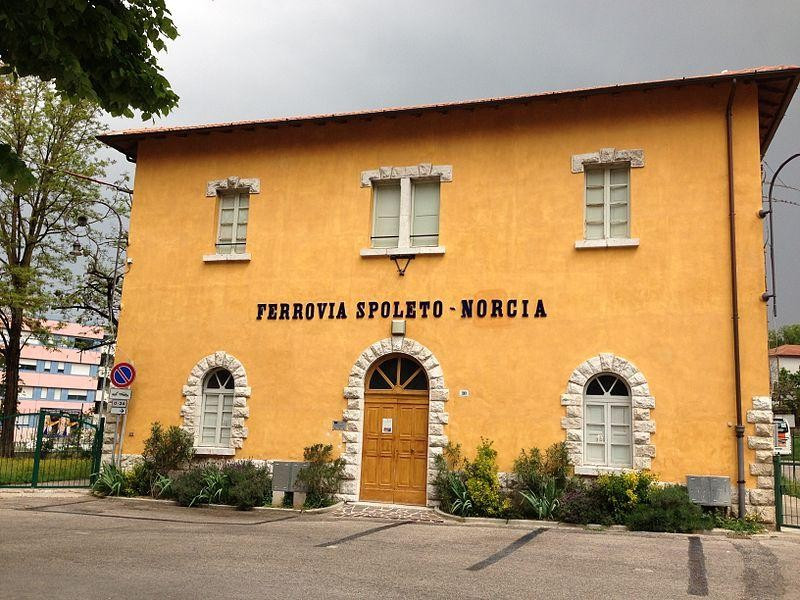 Immagine descrittiva - https://it.wikipedia.org/wiki/Ferrovia_Spoleto-Norcia#/media/File:Ferrovia_Spoleto_-_Norcia._Stazione_di_Spoleto.JPG Immagine descrittiva - https://it.wikipedia.org/wiki/Ferrovia_Spoleto-Norcia#/media/File:Ferrovia_Spoleto_-_Norcia._Stazione_di_Spoleto.JPG