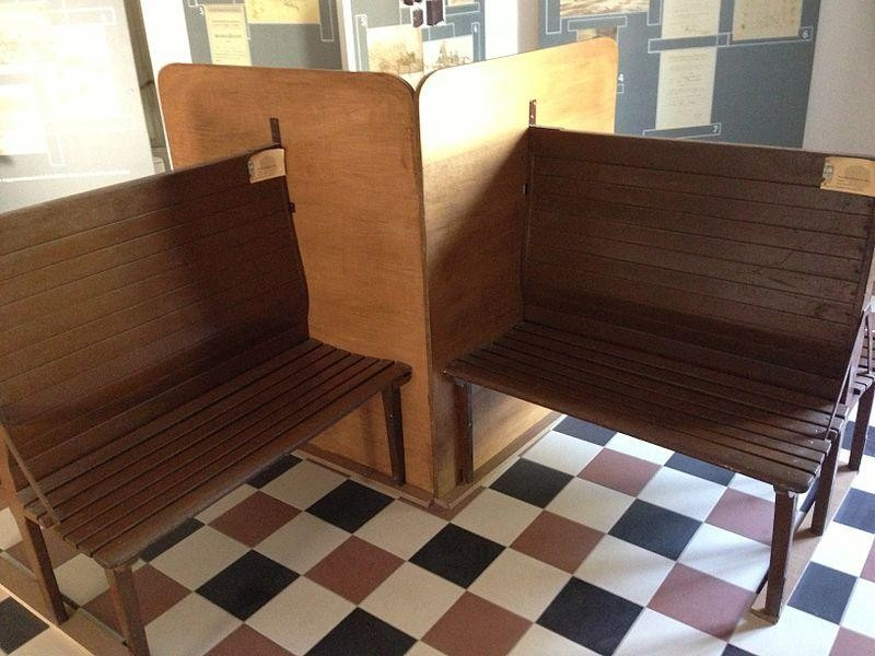 Immagine descrittiva - https://it.wikipedia.org/wiki/Ferrovia_Spoleto-Norcia#/media/File:Ferrovia_Spoleto-Norcia._Le_sedute_del_treno..JPG Immagine descrittiva - https://it.wikipedia.org/wiki/Ferrovia_Spoleto-Norcia#/media/File:Ferrovia_Spoleto-Norcia._Le_sedute_del_treno..JPG