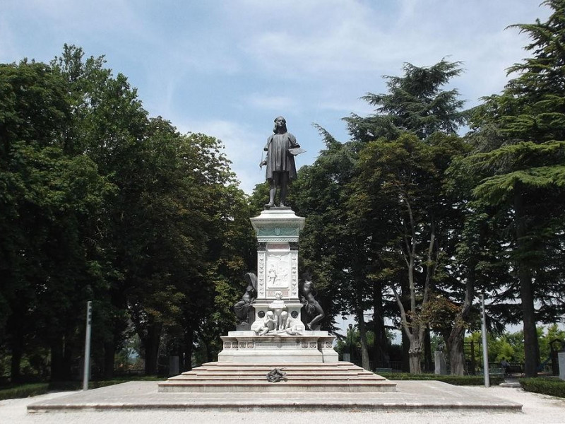Immagine descrittiva - https://commons.wikimedia.org/wiki/User:Blackcat Immagine descrittiva - https://commons.wikimedia.org/wiki/User:Blackcat