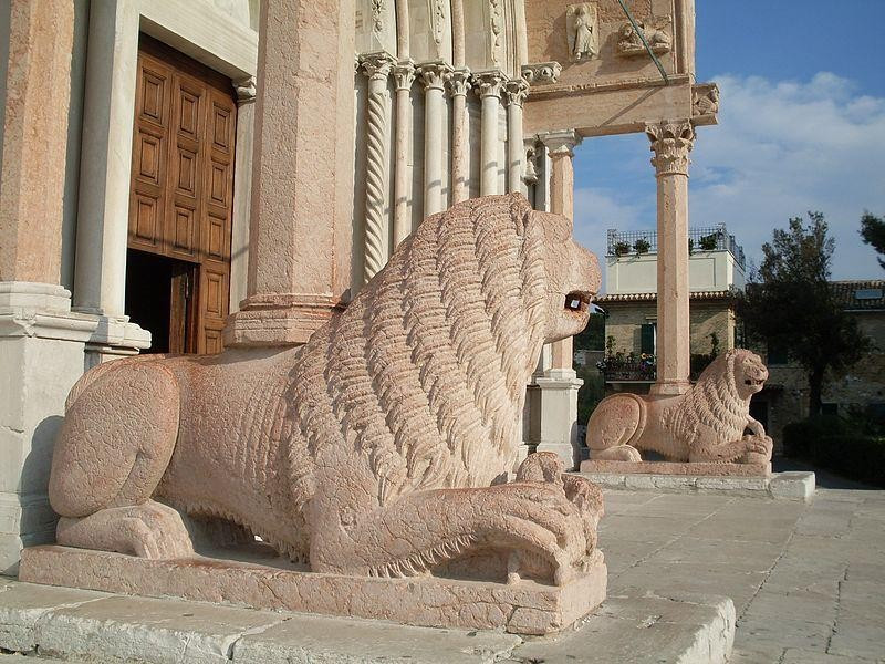 Immagine descrittiva - https://it.wikipedia.org/wiki/Duomo_di_Ancona#/media/File:Ancona_S.Ciriaco_leoni.JPG Immagine descrittiva - https://it.wikipedia.org/wiki/Duomo_di_Ancona#/media/File:Ancona_S.Ciriaco_leoni.JPG