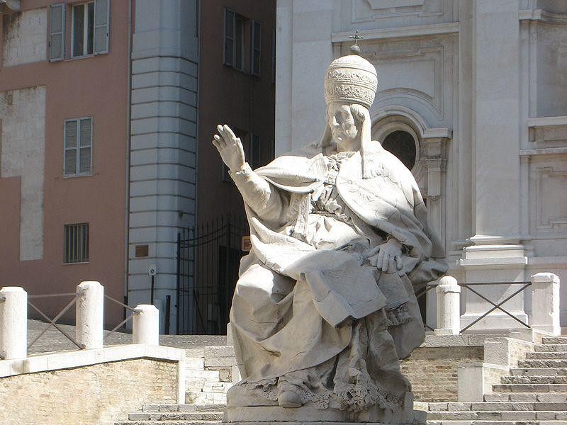 Immagine descrittiva - https://it.wikipedia.org/wiki/Piazza_del_Plebiscito_(Ancona)#/media/File:Statua_ClementeXII_Ancona.JPG Immagine descrittiva - https://it.wikipedia.org/wiki/Piazza_del_Plebiscito_(Ancona)#/media/File:Statua_ClementeXII_Ancona.JPG