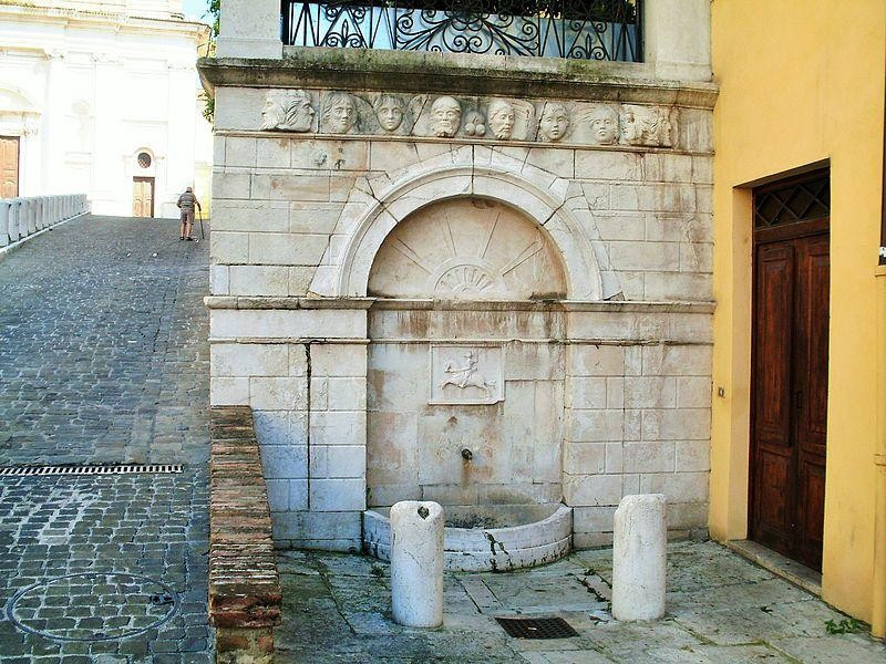 Immagine descrittiva - https://it.wikipedia.org/wiki/Piazza_del_Plebiscito_(Ancona)#/media/File:AN_piazza_del_papa_fontana_decapitati.jpg Immagine descrittiva - https://it.wikipedia.org/wiki/Piazza_del_Plebiscito_(Ancona)#/media/File:AN_piazza_del_papa_fontana_decapitati.jpg
