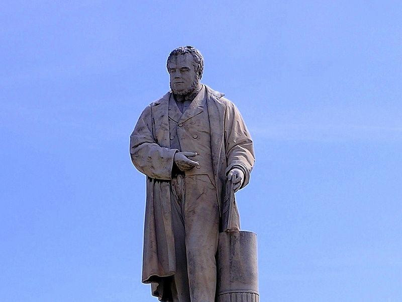 Immagine descrittiva - https://it.wikipedia.org/wiki/Piazza_Cavour_(Ancona)#/media/File:Ancona_-_piazza_Cavour_-_statua_a_Cavour.jpeg Immagine descrittiva - https://it.wikipedia.org/wiki/Piazza_Cavour_(Ancona)#/media/File:Ancona_-_piazza_Cavour_-_statua_a_Cavour.jpeg