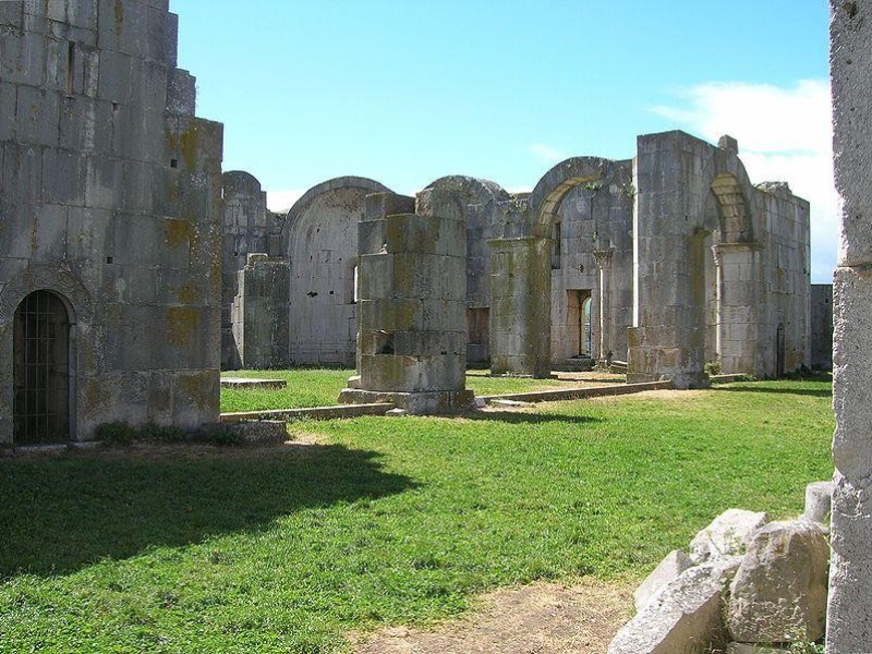 Immagine descrittiva - https://it.wikipedia.org/wiki/Complesso_della_Santissima_Trinit%C3%A0#/media/File:SS._Trinit%C3%A0_Venosa2.jpg