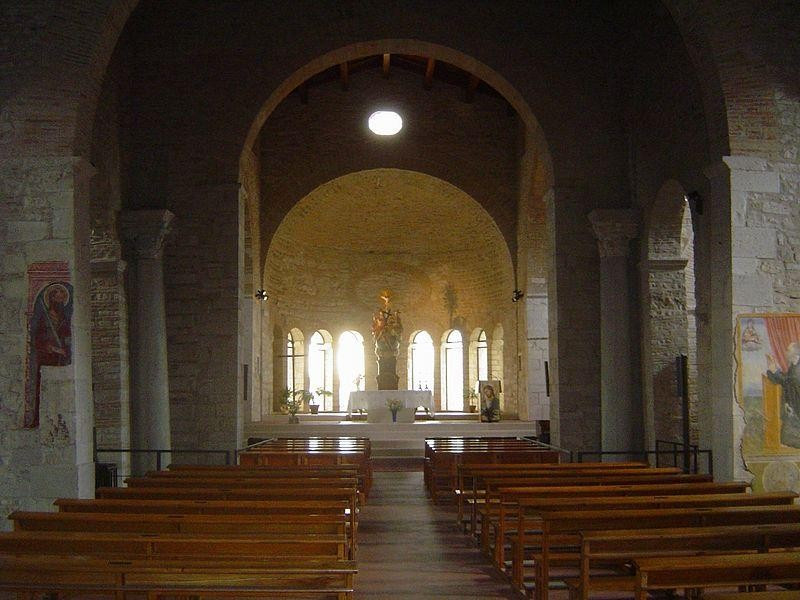 Immagine descrittiva - https://it.wikipedia.org/wiki/Complesso_della_Santissima_Trinit%C3%A0#/media/File:Venosa_Trinit%C3%A0_interno.jpg