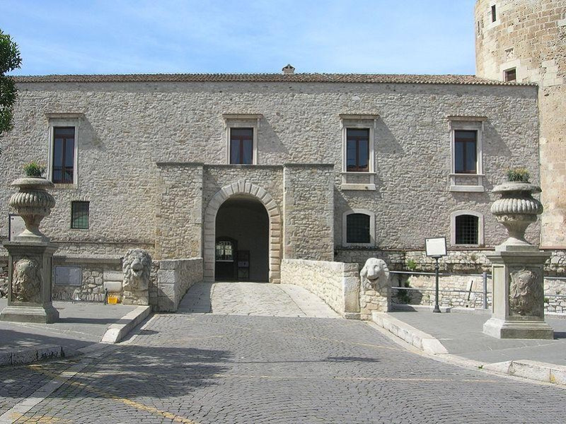 Immagine descrittiva - https://it.wikipedia.org/wiki/Castello_Aragonese_(Venosa)#/media/File:Castello_Venosa3.jpg Immagine descrittiva - https://it.wikipedia.org/wiki/Castello_Aragonese_(Venosa)#/media/File:Castello_Venosa3.jpg