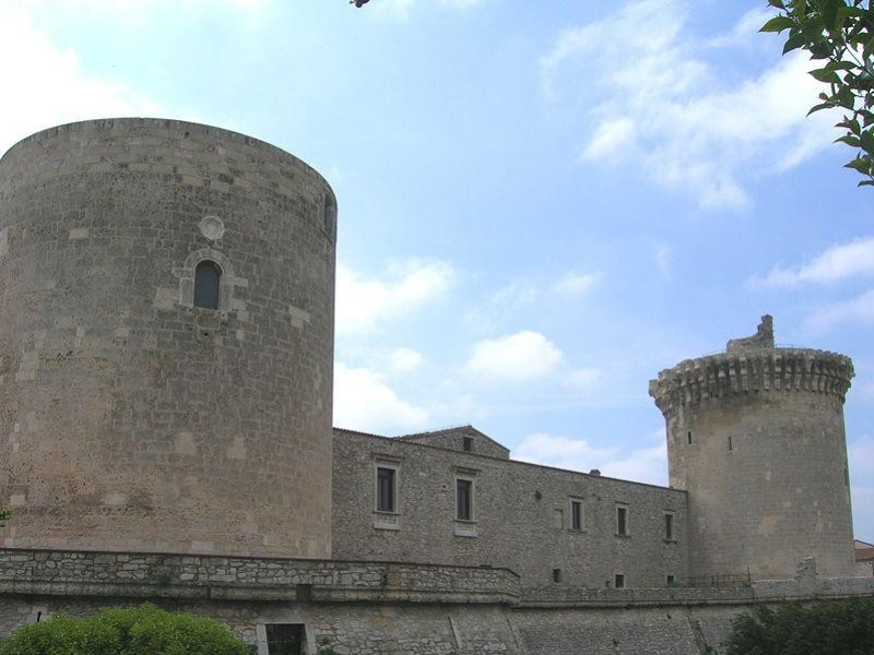 Immagine descrittiva - https://it.wikipedia.org/wiki/Castello_Aragonese_(Venosa)#/media/File:Castello_Venosa.jpg Immagine descrittiva - https://it.wikipedia.org/wiki/Castello_Aragonese_(Venosa)#/media/File:Castello_Venosa.jpg