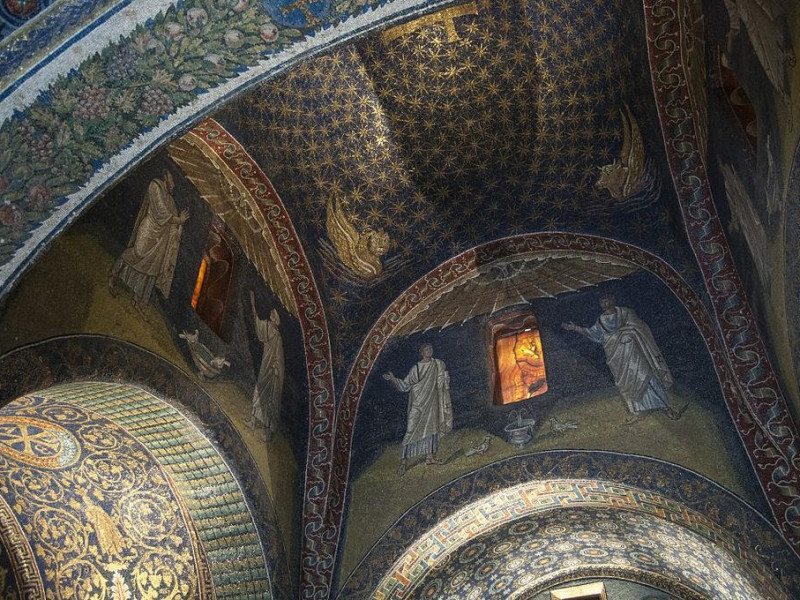 Immagine descrittiva - https://it.wikipedia.org/wiki/Mausoleo_di_Galla_Placidia#/media/File:Ravnna-gallaplacidia.jpg