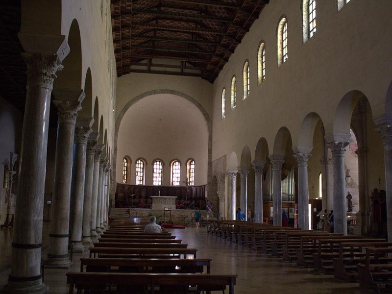 Immagine descrittiva - https://it.wikipedia.org/wiki/Basilica_di_San_Francesco_(Ravenna)#/media/File:Interno_San_Francesco_Ravenna.jpg Immagine descrittiva - https://it.wikipedia.org/wiki/Basilica_di_San_Francesco_(Ravenna)#/media/File:Interno_San_Francesco_Ravenna.jpg