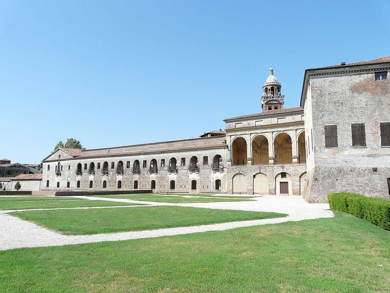 Cortile e loggiato interno Cortile e loggiato interno