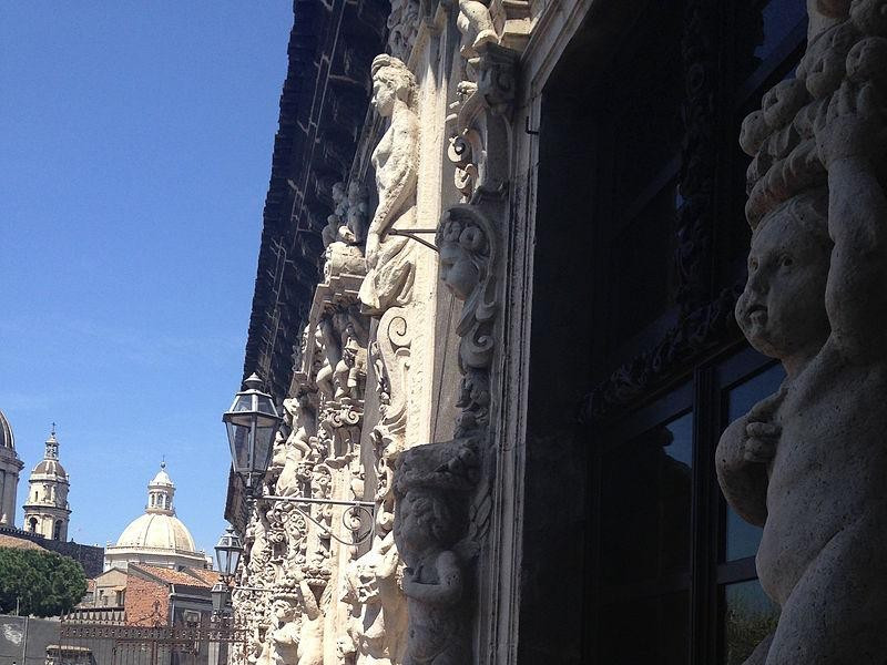 Immagine descrittiva - https://tools.wmflabs.org/geohack/geohack.php?pagename=File:Palazzo_Biscari_-_balconata.JPG¶ms=37.501778_N_15.089767_E_&language=it Immagine descrittiva - https://tools.wmflabs.org/geohack/geohack.php?pagename=File:Palazzo_Biscari_-_balconata.JPG¶ms=37.501778_N_15.089767_E_&language=it