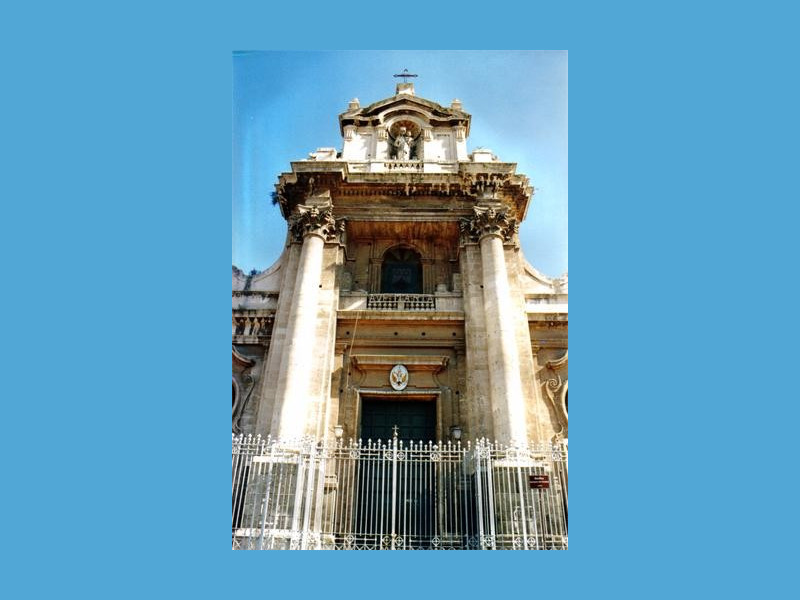 Immagine descrittiva - https://it.wikipedia.org/wiki/Santuario_della_Madonna_del_Carmine_(Catania)#/media/File:Santuario_del_Carmine,_Catania.jpg