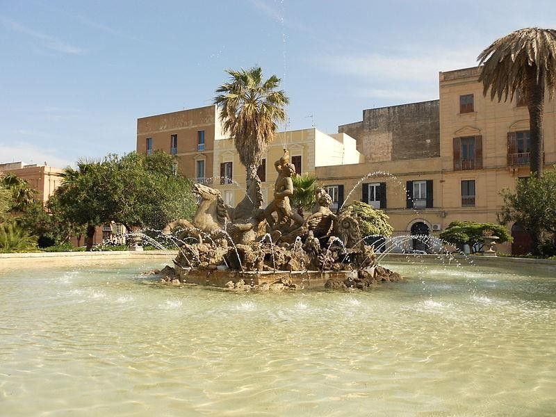 Immagine descrittiva - https://it.wikipedia.org/wiki/Trapani#/media/File:Fontana_del_Tritone_apr2014.JPG