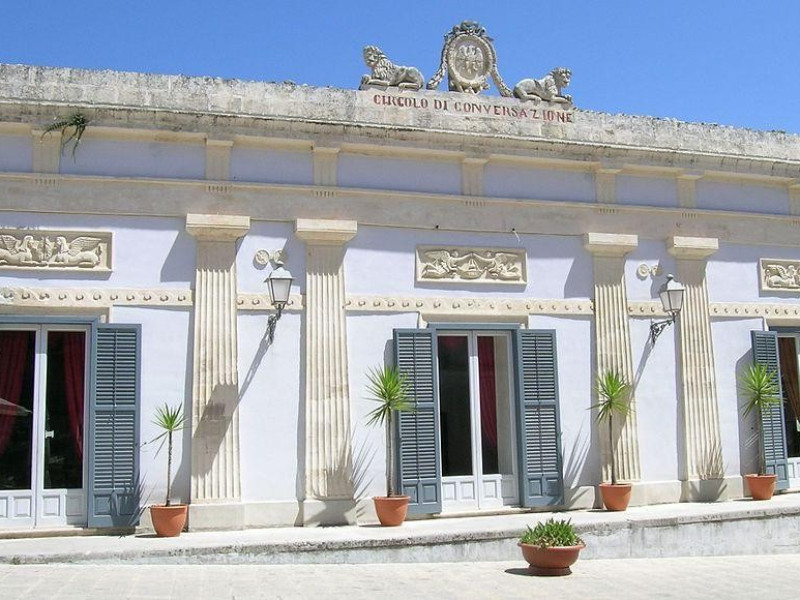 Immagine descrittiva - https://it.wikipedia.org/wiki/Circolo_di_conversazione#/media/File:Circolo.JPG Immagine descrittiva - https://it.wikipedia.org/wiki/Circolo_di_conversazione#/media/File:Circolo.JPG