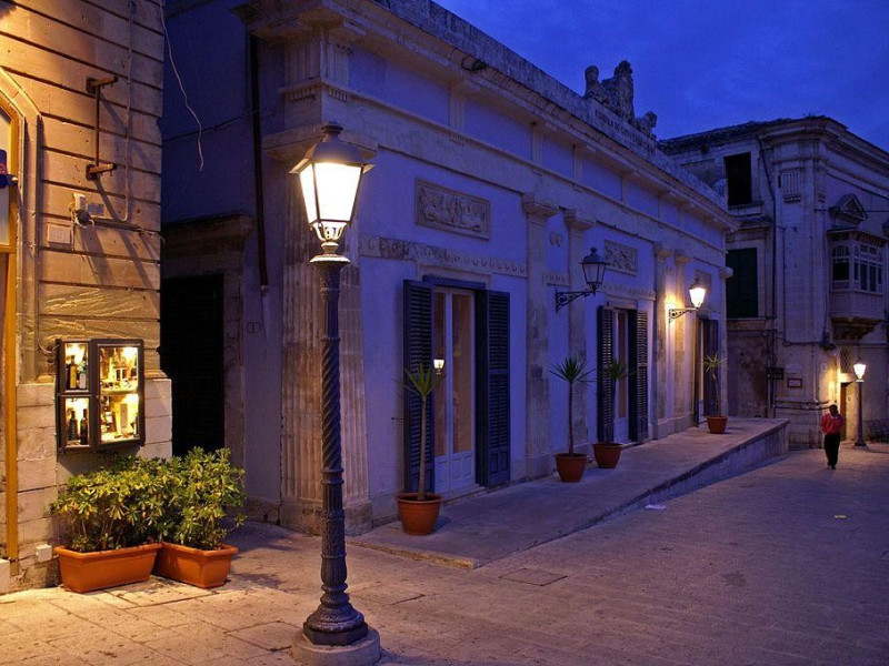 Immagine descrittiva - https://it.wikipedia.org/wiki/Circolo_di_conversazione#/media/File:Circolo_d%27Ibla.jpg Immagine descrittiva - https://it.wikipedia.org/wiki/Circolo_di_conversazione#/media/File:Circolo_d%27Ibla.jpg