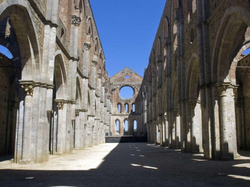 Immagine descrittiva - https://it.wikipedia.org/wiki/Abbazia_di_San_Galgano#/media/File:San_galgano_interno_2007.jpg