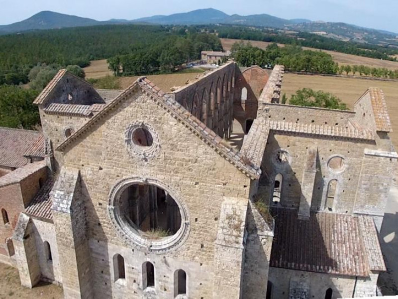 Immagine descrittiva - https://it.wikipedia.org/wiki/Abbazia_di_San_Galgano#/media/File:San_galgano.png
