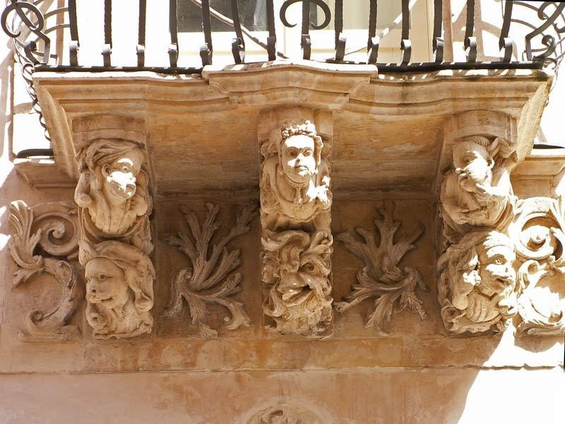 Immagine descrittiva - http://www.donnalucata.it/non_solo_donnalucata/foto/Ragusa/Ragusa-palazzo-Zacco4.jpg Immagine descrittiva - http://www.donnalucata.it/non_solo_donnalucata/foto/Ragusa/Ragusa-palazzo-Zacco4.jpg