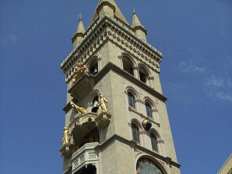 Immagine descrittiva - https://it.wikipedia.org/wiki/Orologio_astronomico_di_Messina#/media/File:Messina_duomo_tower_2.JPG Immagine descrittiva - https://it.wikipedia.org/wiki/Orologio_astronomico_di_Messina#/media/File:Messina_duomo_tower_2.JPG