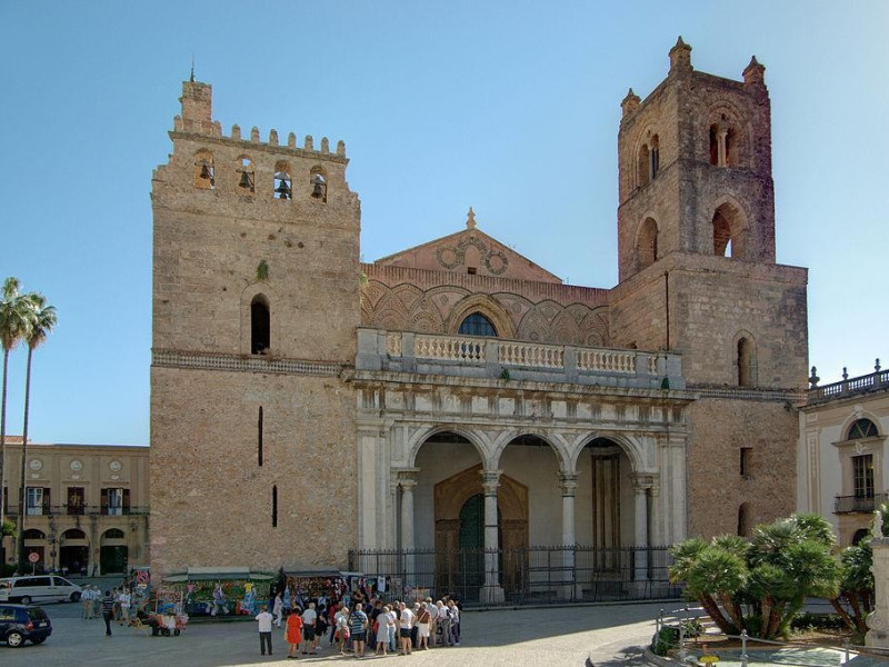 Immagine descrittiva - https://it.wikipedia.org/wiki/Duomo_di_Monreale#/media/File:Monreale_Cathedral_exterior_BW_2012-10-09_10-23-10.jpg Immagine descrittiva - https://it.wikipedia.org/wiki/Duomo_di_Monreale#/media/File:Monreale_Cathedral_exterior_BW_2012-10-09_10-23-10.jpg