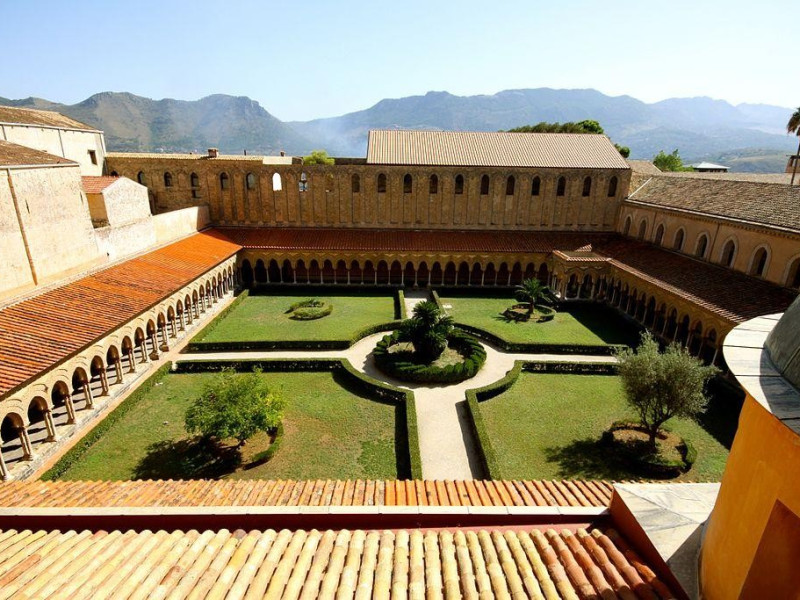 Immagine descrittiva - https://it.wikipedia.org/wiki/Duomo_di_Monreale#/media/File:Monreale_Kreuzgang_neu.jpg Immagine descrittiva - https://it.wikipedia.org/wiki/Duomo_di_Monreale#/media/File:Monreale_Kreuzgang_neu.jpg