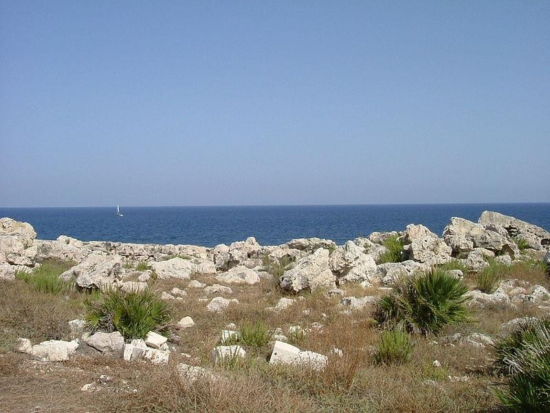 Immagine descrittiva - https://it.wikipedia.org/wiki/Capo_Murro_di_Porco#/media/File:Vista_Capo_Murro_di_Porco.JPG Immagine descrittiva - https://it.wikipedia.org/wiki/Capo_Murro_di_Porco#/media/File:Vista_Capo_Murro_di_Porco.JPG