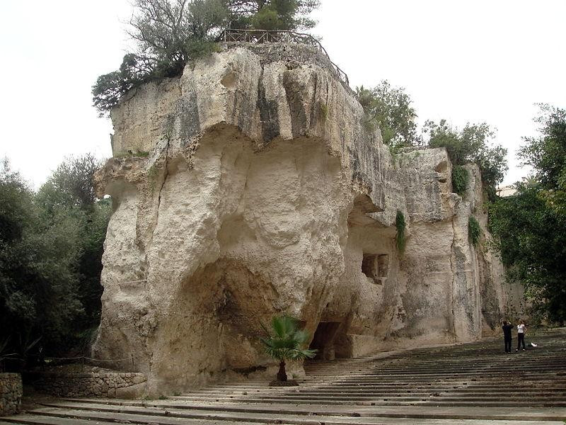 Immagine descrittiva - https://it.wikipedia.org/wiki/Latomia_dei_Cappuccini#/media/File:0818_-_Siracusa_-_Latomia_dei_Cappuccini_-_Foto_Giovanni_Dall%27Orto,_17-Oct-2008.jpg