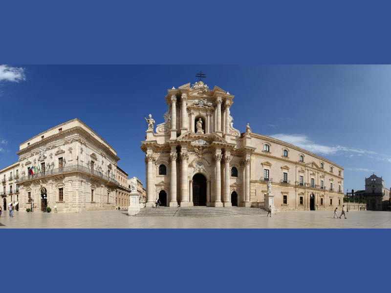 Immagine descrittiva - https://it.wikipedia.org/wiki/Isola_di_Ortigia#/media/File:SiracusaCathedral-pjt2.jpg Immagine descrittiva - https://it.wikipedia.org/wiki/Isola_di_Ortigia#/media/File:SiracusaCathedral-pjt2.jpg