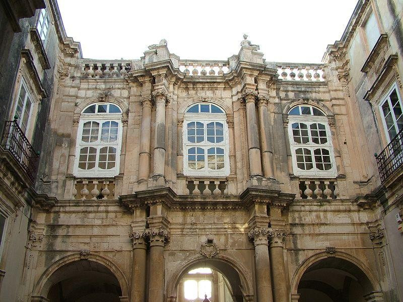 Immagine descrittiva - https://it.wikipedia.org/wiki/Palazzo_Beneventano_del_Bosco#/media/File:Syrakus_Palazzo_Beneventano_del_Bosco_Innen.jpg