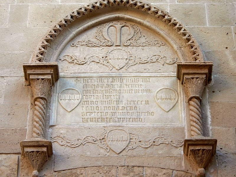 Immagine descrittiva - https://it.wikipedia.org/wiki/Palazzo_Montalto#/media/File:2877_-_Siracusa_-_Lapide_su_Palazzo_Mergulese-Montalto_(1397)_-_Foto_Giovanni_Dall%27Orto,_22-May-2008.jpg