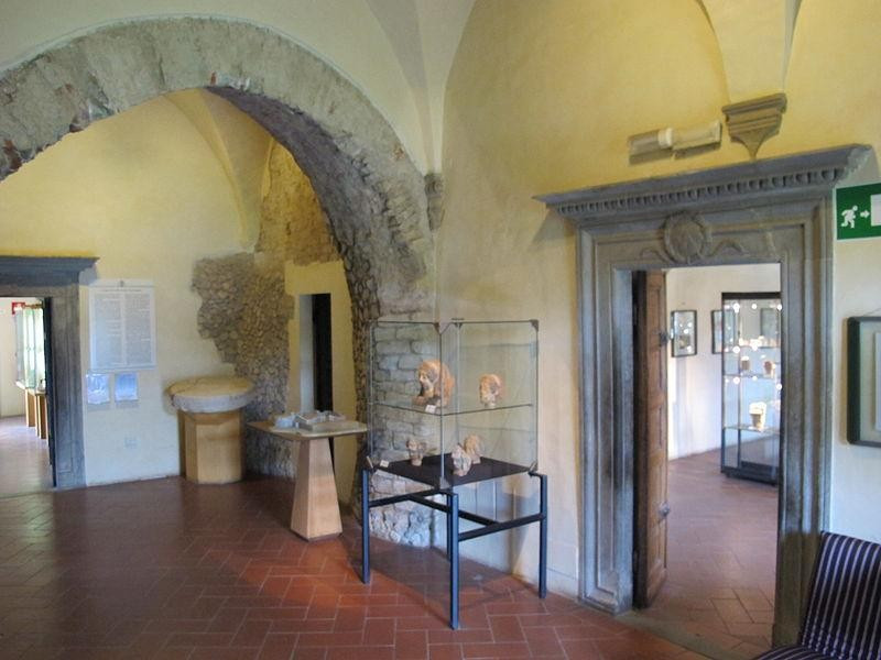 Immagine descrittiva - https://it.wikipedia.org/wiki/Museo_archeologico_statale_Gaio_Cilnio_Mecenate#/media/File:Museo_archeologico_di_arezzo,_int._sala_01.JPG Immagine descrittiva - https://it.wikipedia.org/wiki/Museo_archeologico_statale_Gaio_Cilnio_Mecenate#/media/File:Museo_archeologico_di_arezzo,_int._sala_01.JPG
