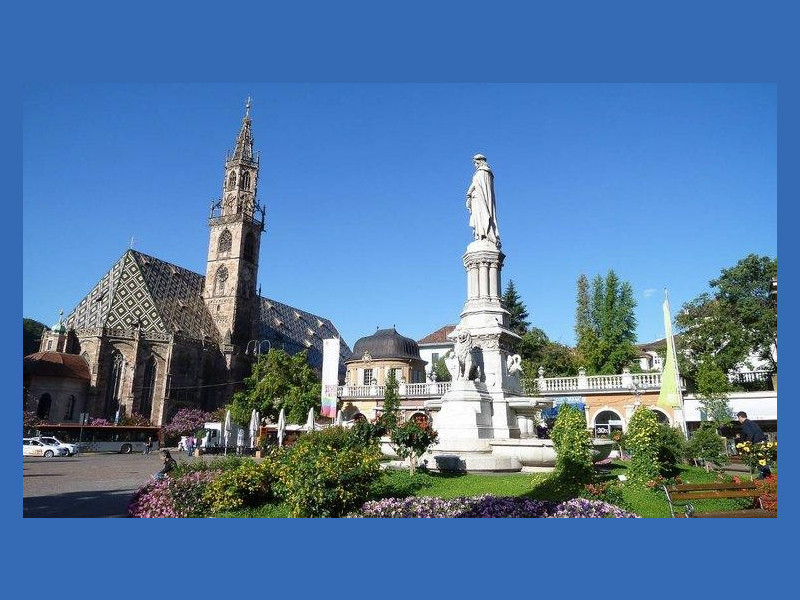 Immagine descrittiva - http://www.weinstrasse.com/it/citta-di-bolzano/luoghi-storici/piazza-walther/ Immagine descrittiva - http://www.weinstrasse.com/it/citta-di-bolzano/luoghi-storici/piazza-walther/