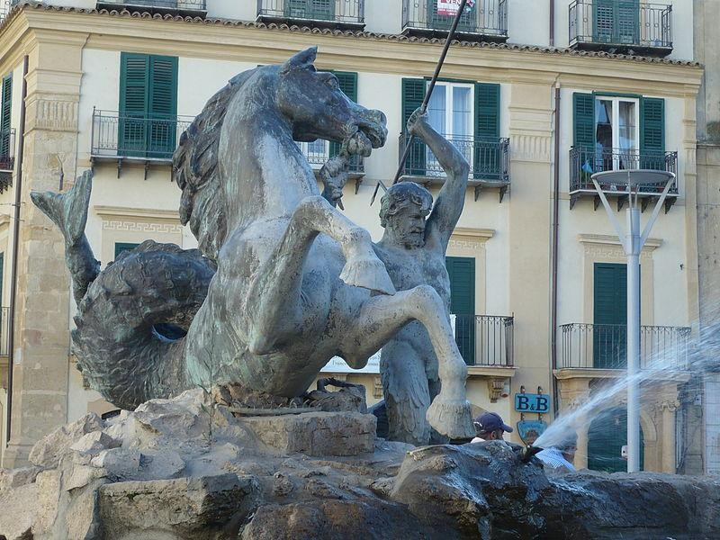 Immagine descrittiva - https://commons.wikimedia.org/wiki/Category:Fontana_del_Tritone_(Caltanissetta)?uselang=it#/media/File:Triipisciano_fontana_del_Tritone_a_Caltanissetta_01.JPG Immagine descrittiva - https://commons.wikimedia.org/wiki/Category:Fontana_del_Tritone_(Caltanissetta)?uselang=it#/media/File:Triipisciano_fontana_del_Tritone_a_Caltanissetta_01.JPG