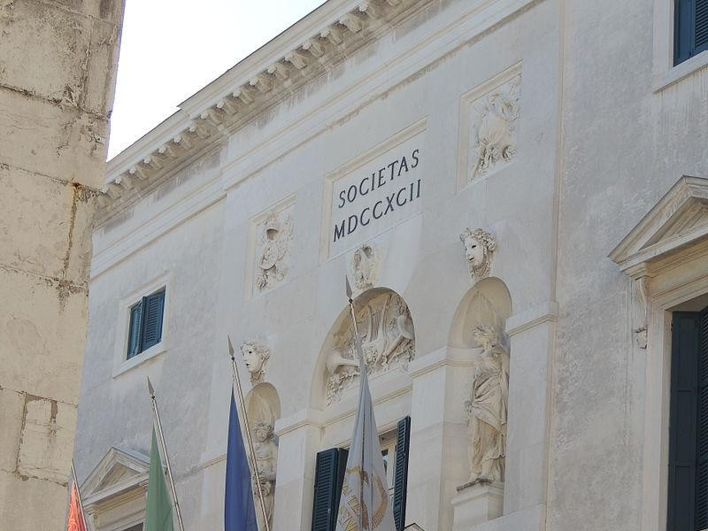 Immagine descrittiva - https://commons.wikimedia.org/wiki/User:Abxbay Immagine descrittiva - https://commons.wikimedia.org/wiki/User:Abxbay