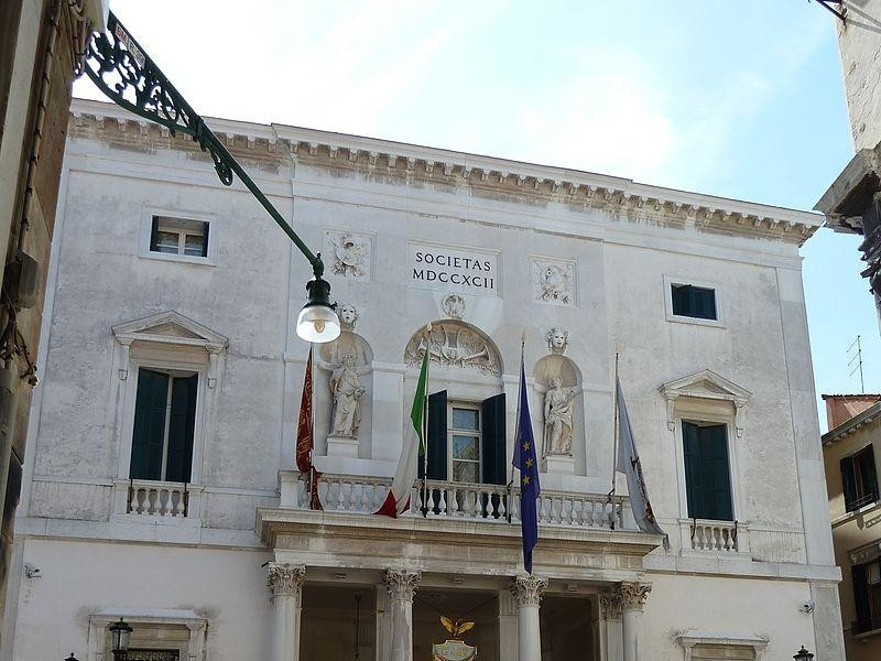 Immagine descrittiva - https://commons.wikimedia.org/wiki/User:Abxbay Immagine descrittiva - https://commons.wikimedia.org/wiki/User:Abxbay