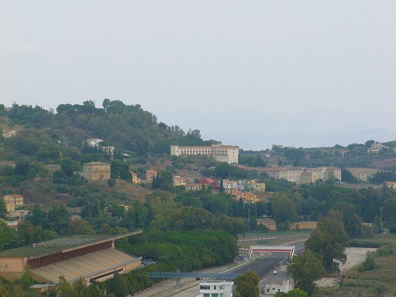 Immagine descrittiva - https://it.wikipedia.org/wiki/Autodromo_di_Pergusa#/media/File:Pista_pergusa.JPG Immagine descrittiva - https://it.wikipedia.org/wiki/Autodromo_di_Pergusa#/media/File:Pista_pergusa.JPG
