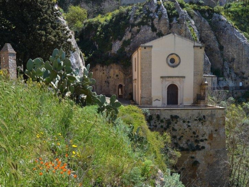 Immagine descrittiva - http://etnaportal.it/public/upload/foto/big/271_204c639e1f175eb89280201309101925215010c7beab4cfde6a9dd9561.jpg Immagine descrittiva - http://etnaportal.it/public/upload/foto/big/271_204c639e1f175eb89280201309101925215010c7beab4cfde6a9dd9561.jpg