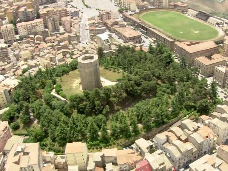 Immagine descrittiva - http://www.typicalsicily.it/wp/wp-content/uploads/2015/07/Monumento-a-Enna-Torre-di-Federico-II1.jpg Immagine descrittiva - http://www.typicalsicily.it/wp/wp-content/uploads/2015/07/Monumento-a-Enna-Torre-di-Federico-II1.jpg