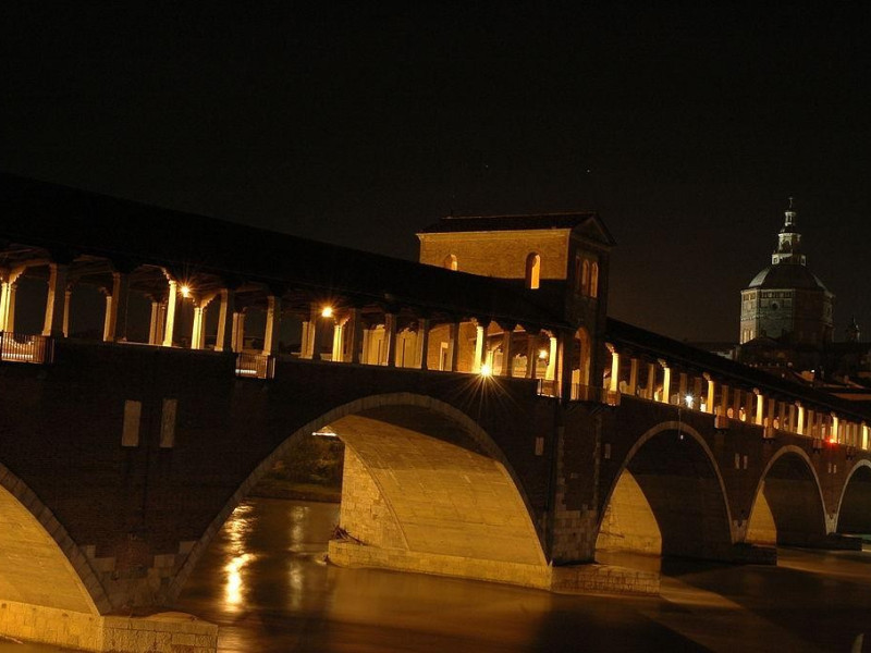 Immagine descrittiva - https://it.wikipedia.org/wiki/Ponte_Coperto_di_Pavia#/media/File:Old_Bridge_in_pavia_by_night.jpg Immagine descrittiva - https://it.wikipedia.org/wiki/Ponte_Coperto_di_Pavia#/media/File:Old_Bridge_in_pavia_by_night.jpg