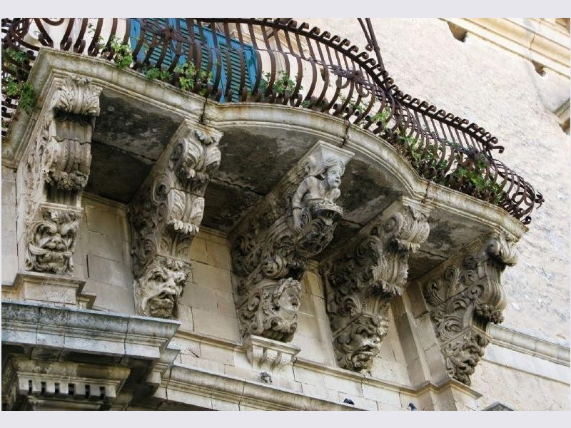 Immagine descrittiva - http://www.assarca.com/public/sicilia/Modica_Pal.Napolino-tommasi_Rosso_1_sicilia.JPG Immagine descrittiva - http://www.assarca.com/public/sicilia/Modica_Pal.Napolino-tommasi_Rosso_1_sicilia.JPG