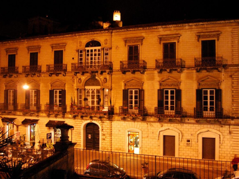 Immagine descrittiva - http://lnx.lasiciliainrete.it/wordpress/wp-content/uploads/2014/08/Palazzo-Grimaldimodica.jpg Immagine descrittiva - http://lnx.lasiciliainrete.it/wordpress/wp-content/uploads/2014/08/Palazzo-Grimaldimodica.jpg