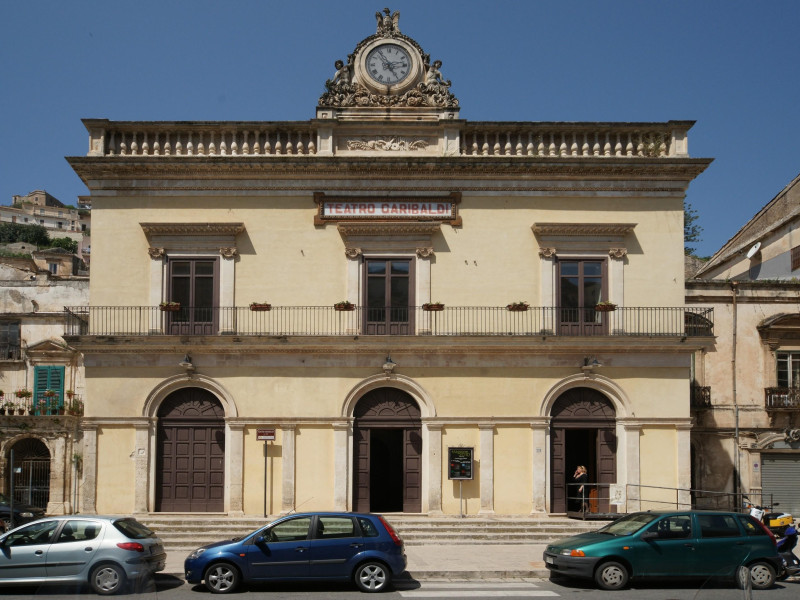 Immagine descrittiva - https://upload.wikimedia.org/wikipedia/commons/f/fa/Modica-teatro-garibaldi-b.jpg Immagine descrittiva - https://upload.wikimedia.org/wikipedia/commons/f/fa/Modica-teatro-garibaldi-b.jpg