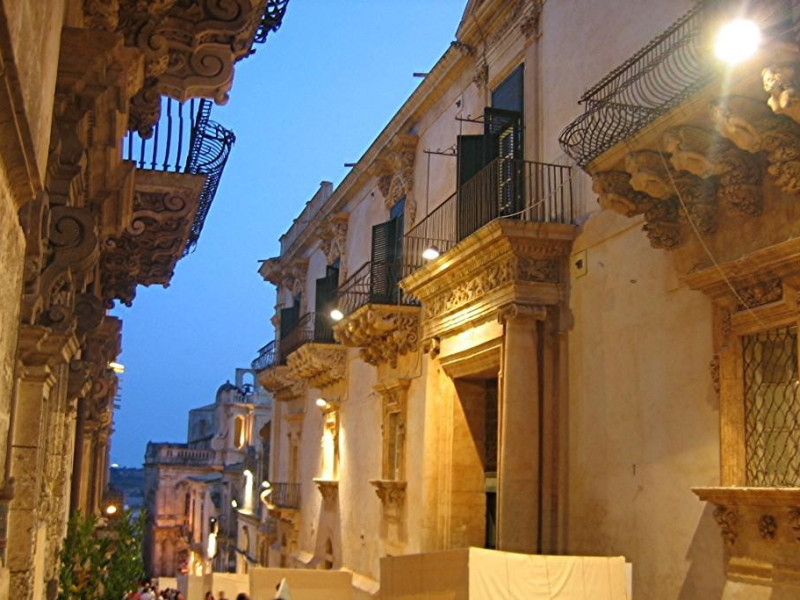 Immagine descrittiva - https://upload.wikimedia.org/wikipedia/commons/8/87/Via_Nicolaci_-_Noto,_Sicily.jpg Immagine descrittiva - https://upload.wikimedia.org/wikipedia/commons/8/87/Via_Nicolaci_-_Noto,_Sicily.jpg