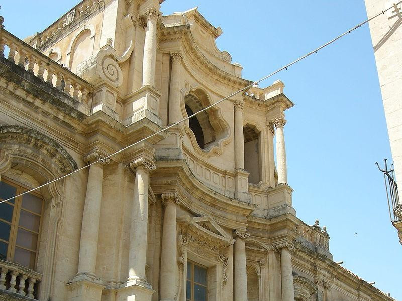 Immagine descrittiva - https://it.wikipedia.org/wiki/Chiesa_di_San_Carlo_al_Corso_(Noto)#/media/File:Noto,_san_carlo_al_corso_01.JPG