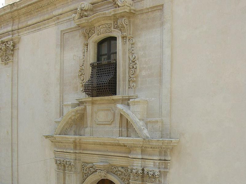 Immagine descrittiva - https://it.wikipedia.org/wiki/Chiesa_di_Santa_Chiara_(Noto)#/media/File:Noto,_chiesa_di_santa_chiara.JPG Immagine descrittiva - https://it.wikipedia.org/wiki/Chiesa_di_Santa_Chiara_(Noto)#/media/File:Noto,_chiesa_di_santa_chiara.JPG
