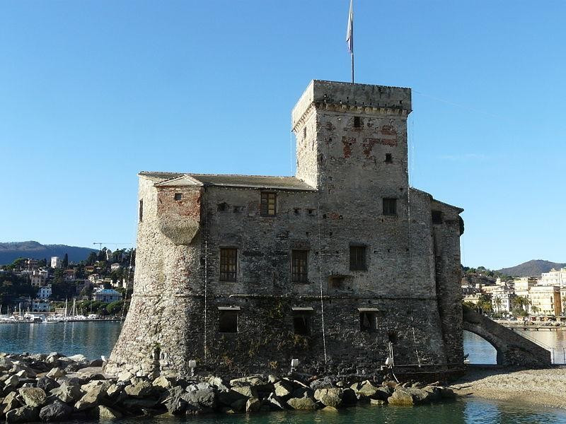Immagine descrittiva - https://it.wikipedia.org/wiki/Castello_di_Rapallo#/media/File:Rapallo-castello-complesso_laterale1.jpg